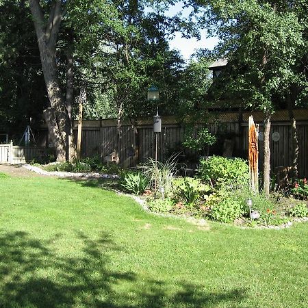 Twin Pines Bed And Breakfast Peterborough Exteriör bild