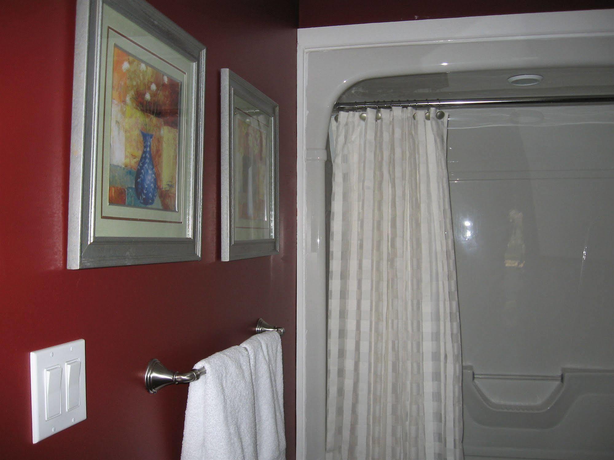 Twin Pines Bed And Breakfast Peterborough Exteriör bild