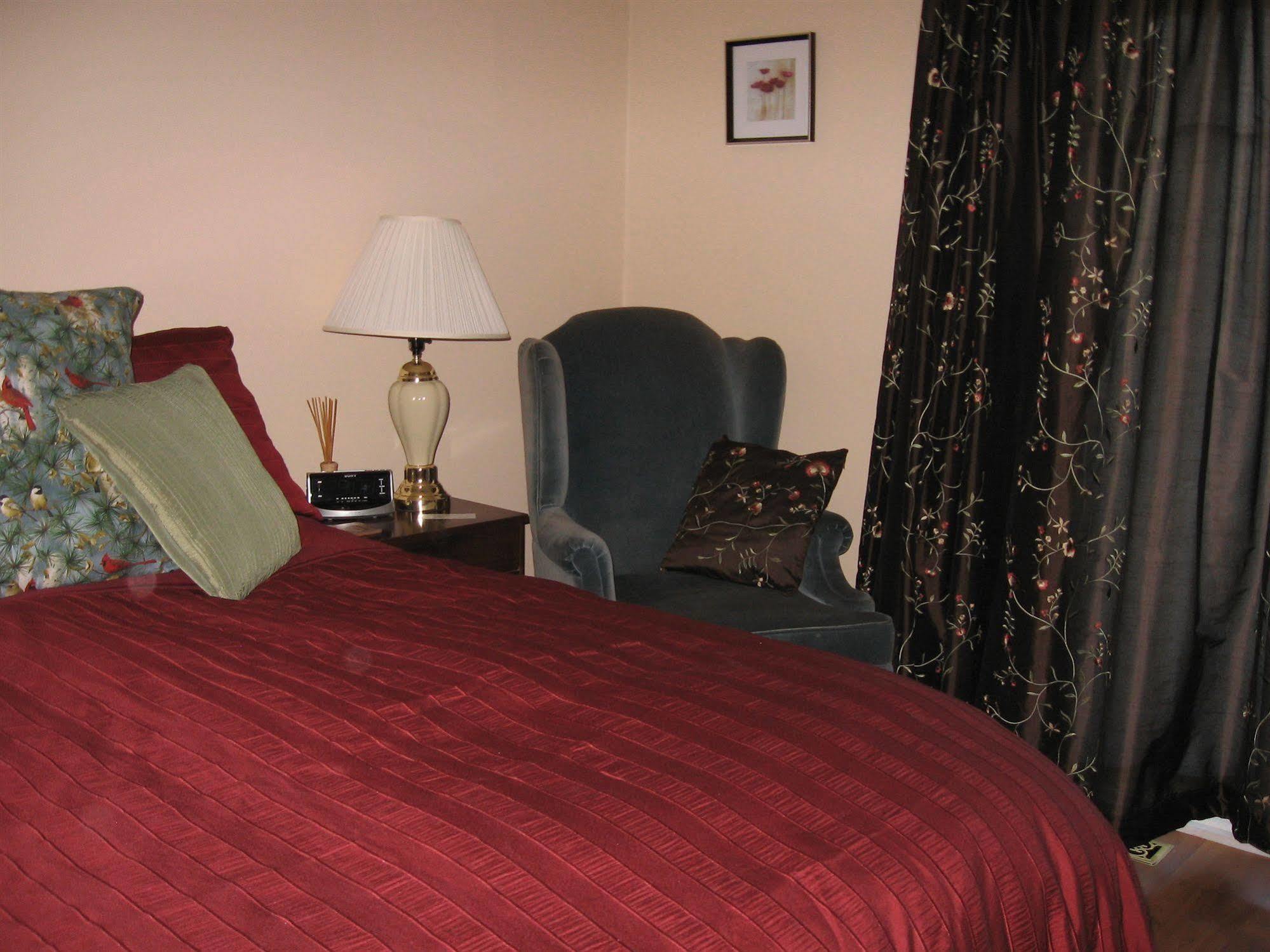 Twin Pines Bed And Breakfast Peterborough Exteriör bild